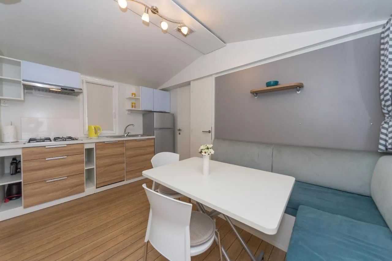 Mobile Homes Crystal Biograd Na Moru 4*,